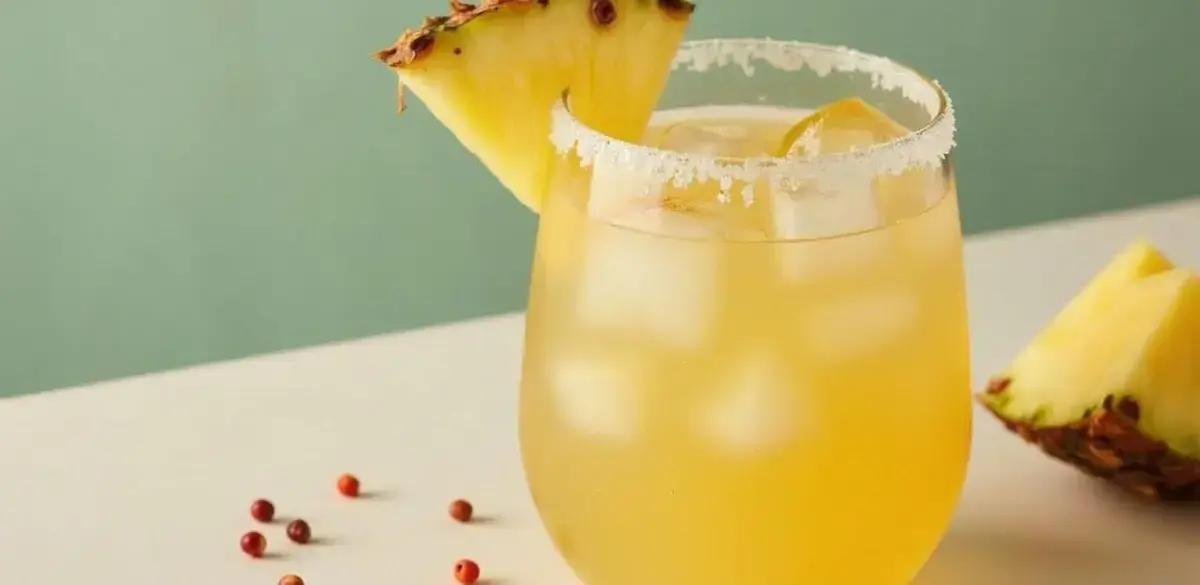 Margarita con Jugo de Piña y Pimienta Rosa: Un Giro Único.